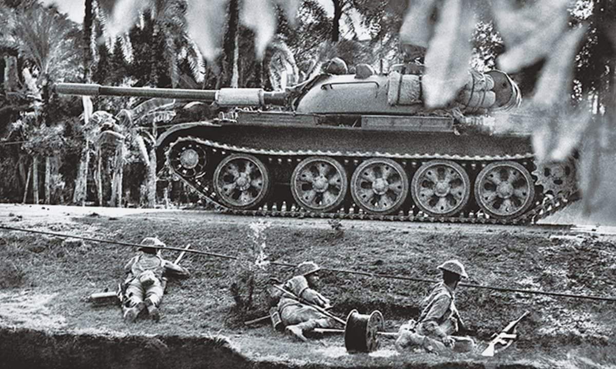 15 #RunawayPakArmyAn Indian Army T-55 providing cover to Indian troopers from Sappers Company during 1971 Indo-Pak War in Bangladesh!