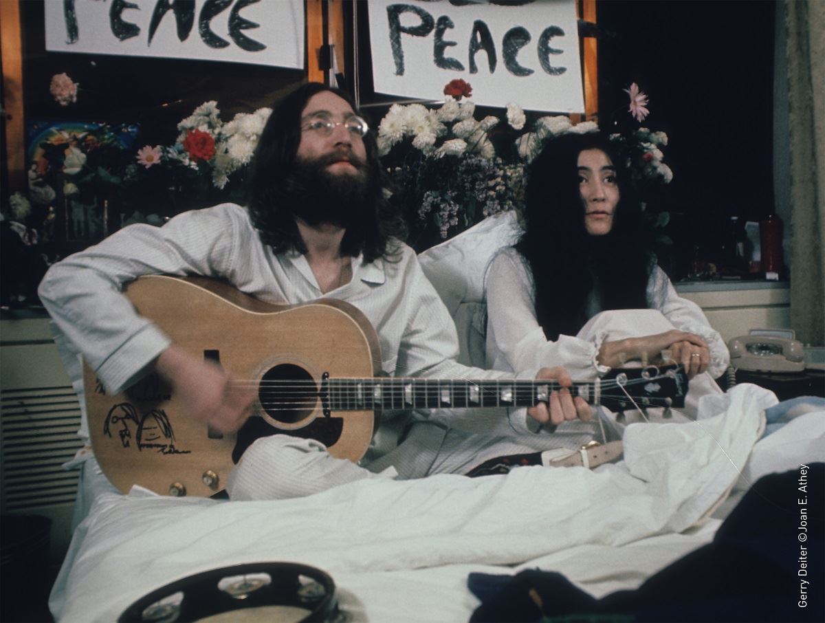 GreenMinded_37's tweet photo. #CelebrityOfTheWeek
2 days ago was the 79th #birthday of the hugely influent artist #JohnLennon
Tragically assassinated the 8th December 1980, he contributed to #worldwide #peace with his #music and peaceful actions like the #BedInForPeace
#RestInPeace #TheBeatles #Peace #imagine https://t.co/9dB5GHIgUz