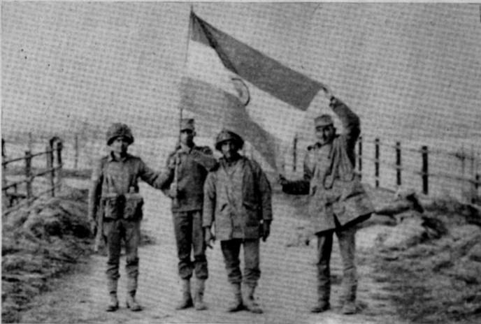 17 #RunawayPakArmyJawans of the Dogra Regiment Raise the Tricolour at Dera Baba Nanak Bridge, 1965!Btw, Dera Saheb Kartarpur is not very far from where this photo was clicked!