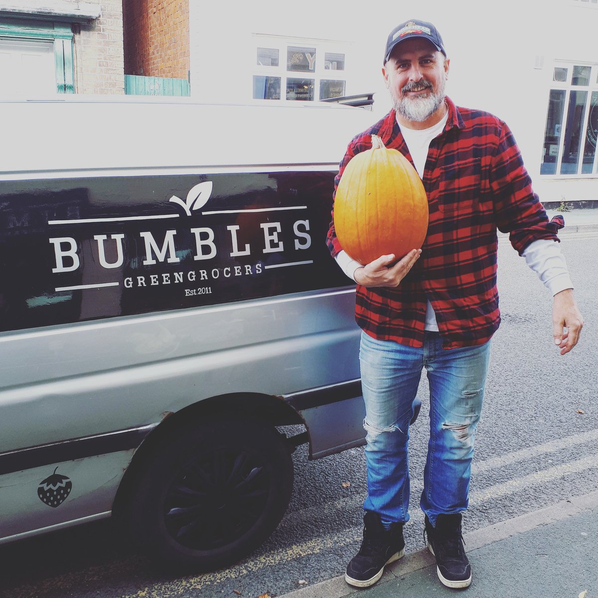 BumblesGG's tweet photo. Mr Bumble bringing in the pumpkins!! #Halloween #pumpkins #soupsup #Autumn #carving #LocalPumpkins #shoplocal #eatlocal #handsomedevil #BumblesVan #classicford #barbarella #vegan #Brightlingsea #essex #beardedman https://t.co/8FOqJvT2qt
