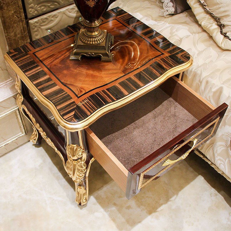FoshanJamesBond's tweet image. James Bond Classical Bedside Table, looking at the front, seeing the exquisitely carved, and the glittering 14K gold foil. A mirror-like tabletop painted with 3D piano paint, great looking.  

#classictable
#besidetable
#classicbesidetable 

jamesbond-furniture.com