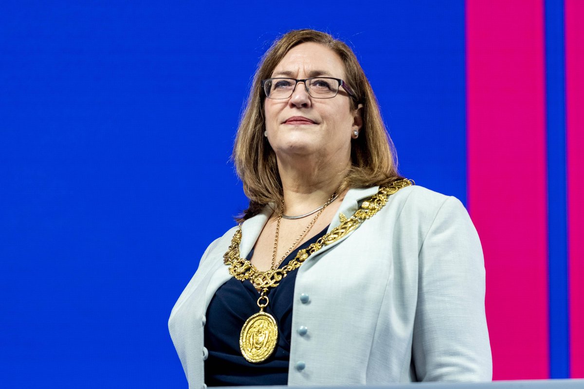 Has Glasgow's Lord Provost been treated unfairly in the row about her expenses bill for clothes? 
About to hear from <a href="/CllrTKerr/">Cllr Thomas Kerr</a> &amp; <a href="/satisfashionEd/">satisfashion.co.uk</a>. Have your say by 
📞 0333 2020 401
#ScotlandsTalkIn
📻 radioplayer.clyde2.com/live/