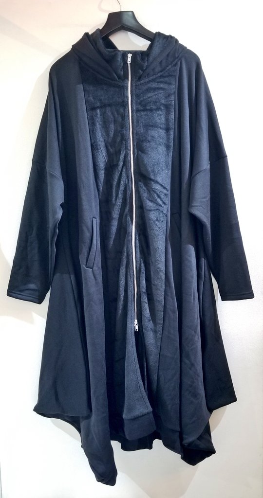 laforetMINTNeKO's tweet photo. 【New Arrival】
kiidaロングコート。
スウェットとベロア切り替えになっています。
裾のヘムで動きがでるコートです。
#kiida
#MINTNeKO https://t.co/MjRnQcQQ51