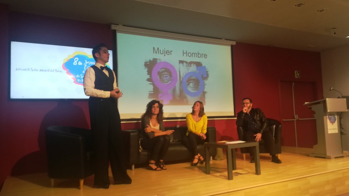 albasofia1232's tweet photo. José Domínguez coje el relebo de Cecilia(@cecilia_brando) para explicarnos más a fondo conceptos y para explicarnos su opinión y su lucha.
Una charla muy potente y que nos hará reflexionar💪🏼
#InfSM8JC @COIBarcelona @StudentsEUIG https://t.co/U6YNribYzy