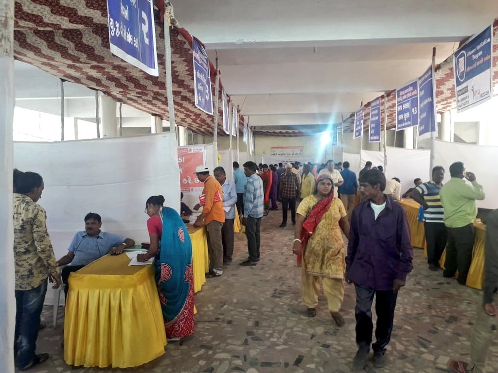 પાંચમા તબક્કાનો‌ સેવા સેતુ કાર્યક્રમનો નગરપાલિકા મોડાસા થી પ્રારંભ થયો. આયોજિત સેવા સેતુમાં સમાવિષ્ટ ૫૭ જેટલી સેવાઓ તથા સરકારશ્રીની યોજનાઓનો ઘર આંગણે લાભ મેળવી રહ્યાં છે.નગરજનોને વધુમાં વધુ લાભ લેવા અનુરોધ છે.
<a href="/CMOGuj/">CMO Gujarat</a> <a href="/pkumarias/">Pankaj Kumar</a> <a href="/sdm_modasa/">SDM MODASA</a> <a href="/ModasaPalika/">Chief officer-Modasa</a> #SevaSetu5 <a href="/InfoGujarat/">Gujarat Information</a>