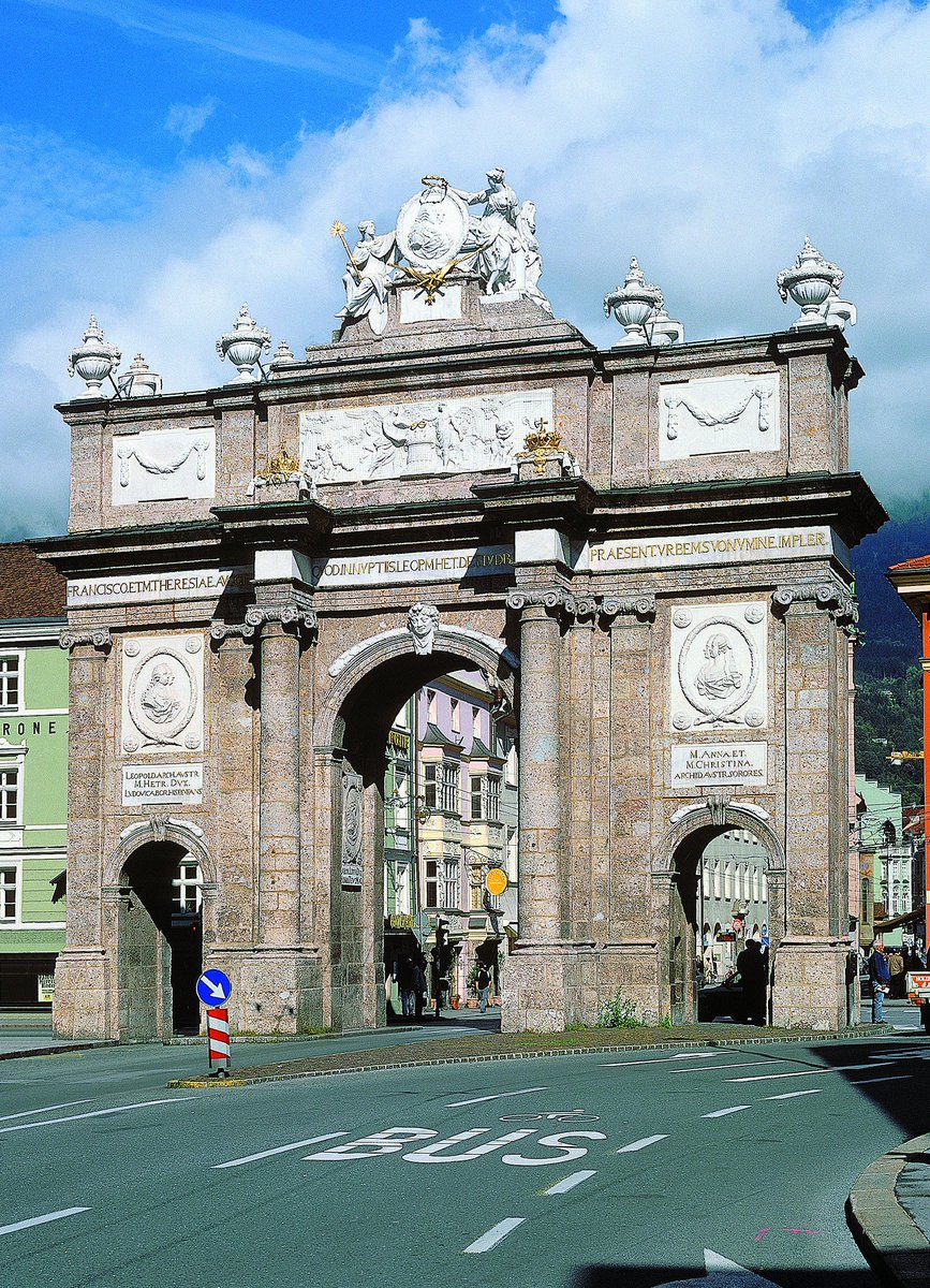 InnsbruckTVB's tweet photo. The triumphal arch is a Roman-inspired building surrounded by modern city life and the impressive timeless mountains ... One of Innsbruck's most prominent sights 😍 #myinnsbruck #innsbruck #triumphpforte https://t.co/FBYJoEYAv2