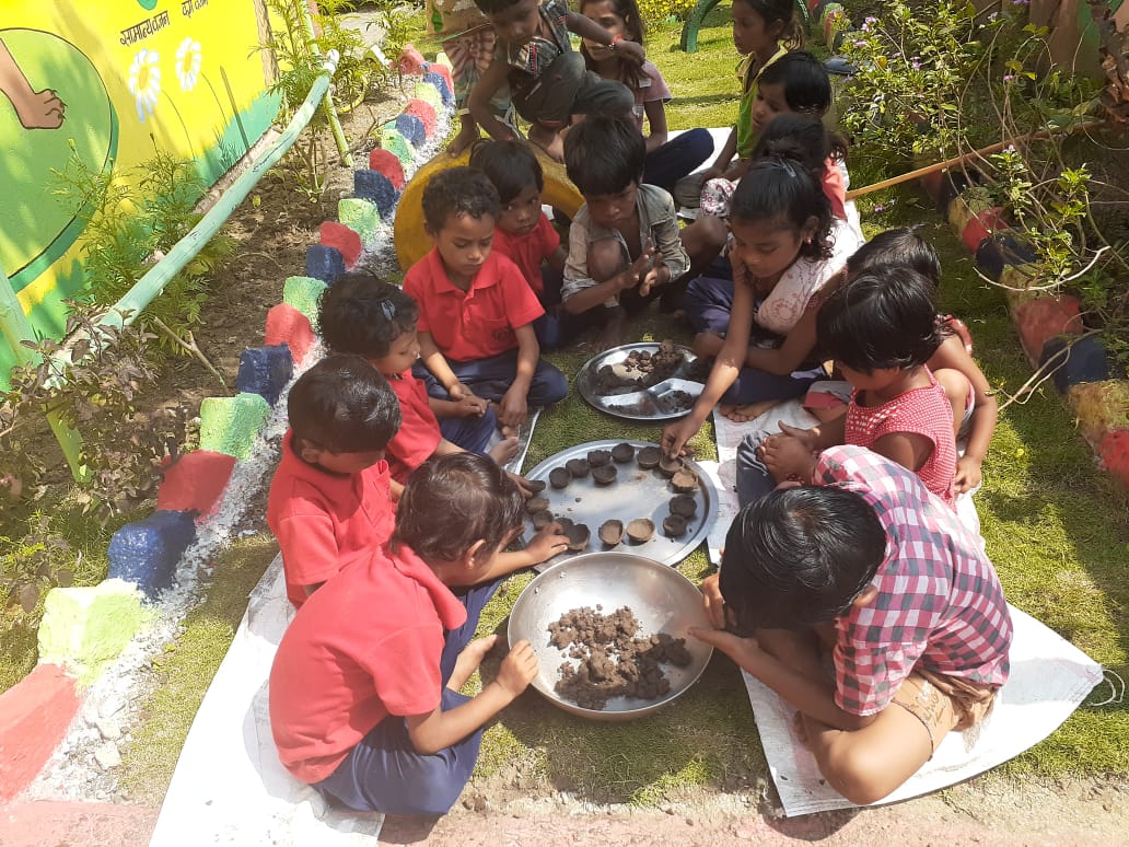 Roshni7862's tweet photo. Its Diwali preparation at aanganwadis by AWC Children. मिट्टी के दिये बनाते हुए बच्चे।#ecce_coordinatorsmp @SyedZps @OfficeOfKNath @ImartiDeviINC https://t.co/3XWvFtrcRx