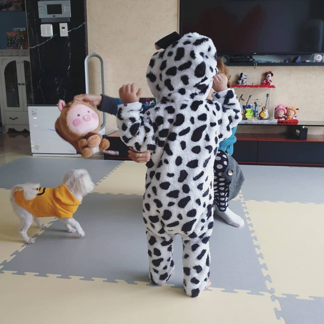 ftjoy's tweet photo. 191011 Minari's sister insta update with Jjangie

Jjangie-ya you are so breathtakingly cute🙊
Aunt is going to work and I gained strength by looking at your photos💗

But you should not bully Lotto🤨

#NephewFool #Jaeyulie #ILoveYou #AlreadyMissingYou https://t.co/0U7U0I3tC5