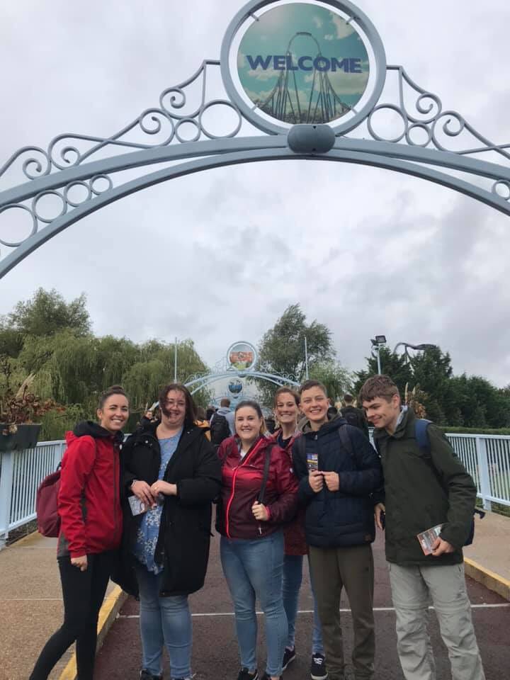 TravelHighbury's tweet photo. Come or shine, we’ll get to @THORPEPARK in time!          🚌🌧☔️⏰ @HighburyCollege https://t.co/X8YFDuwyJ3