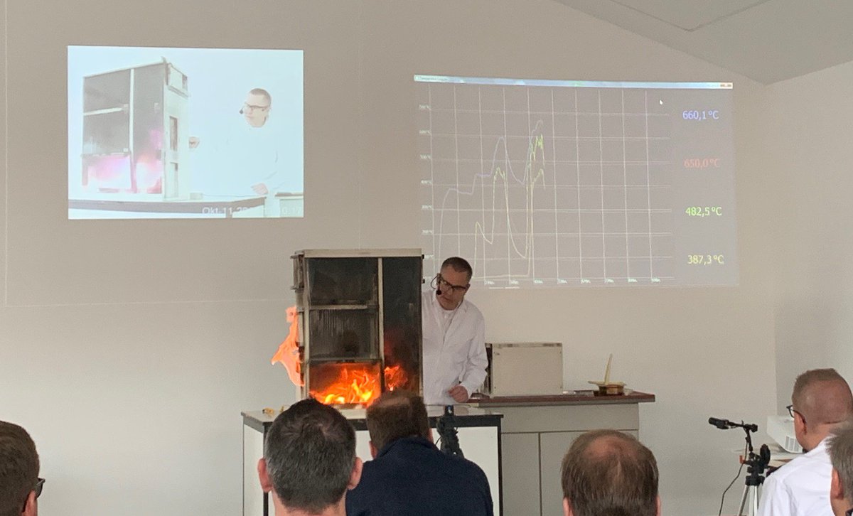 FeuerwehrBonn's tweet photo. Fortbildung für die Führungskräfte der @FeuerwehrBonn zum Thema "Strömungspfade bei Wohnungsbränden", eindrucksvoll demonstriert von Jürgen Buil aus Kleve. Zu Gast waren auch Vertreter der Schulen der @BFDuesseldorf und der @FeuerwehrMH. hb https://t.co/BkFpncsmO1