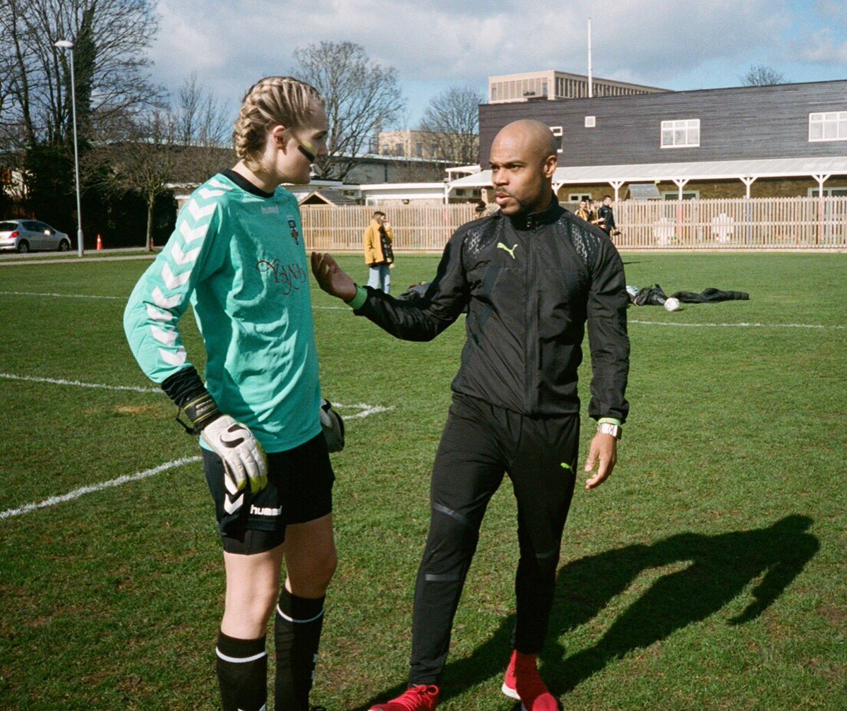 first training back tonight with his royal highness, our gaffer, no.1 coach: <a href="/DeanHolness/">Dean Holness</a> 💥♥️🙌 7-9 at deptford green school astro, we’ll see yas there 😈 • 📸 @CorelliLauren • photo description: dean talks tactics to beth on the pitch