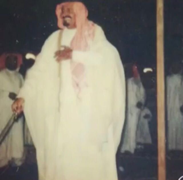 الله يرحم من فارقو الحياه ولازالو احياء بقلوبنا والدي وجدي خدمو ولاة الامر طيلة حياتهم واجدادي خدمو بتوحيد البلاد مع المؤسس الملك عبدالعزيز طيب الله ثراه 
#رحم_الله_والدي_وجدي
شاخو عبيده من قبل توحيد البلاد
اخوان رثعاء متعبين ... الأصايل