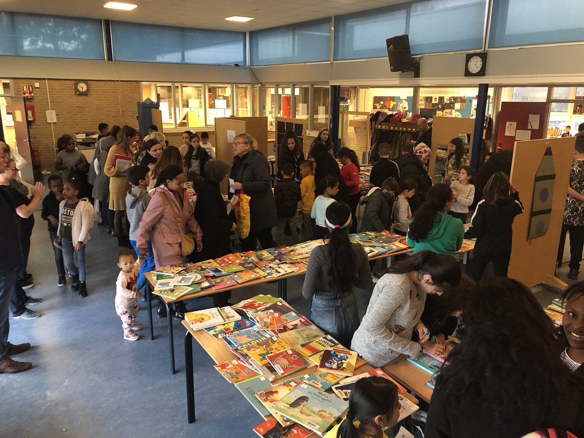 RKBS_PJ7's tweet photo. Kinderboekenmarkt is een groot succes! @PausJoannes https://t.co/4ONsjPs7dd