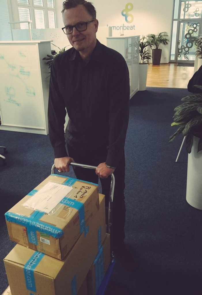 LemonbeatGmbH's tweet photo. *Trommelwirbel * Beim Versand der erste Charge Converter und Gateways aus Serienproduktion mit #Lemonbeat Technologie für ein großes Projekt zum Thema smarter #Heizungskeller legt Vertriebschef @HerrBird noch selbst Hand an! Und damit #TGIF! https://t.co/AsL7imyA4i