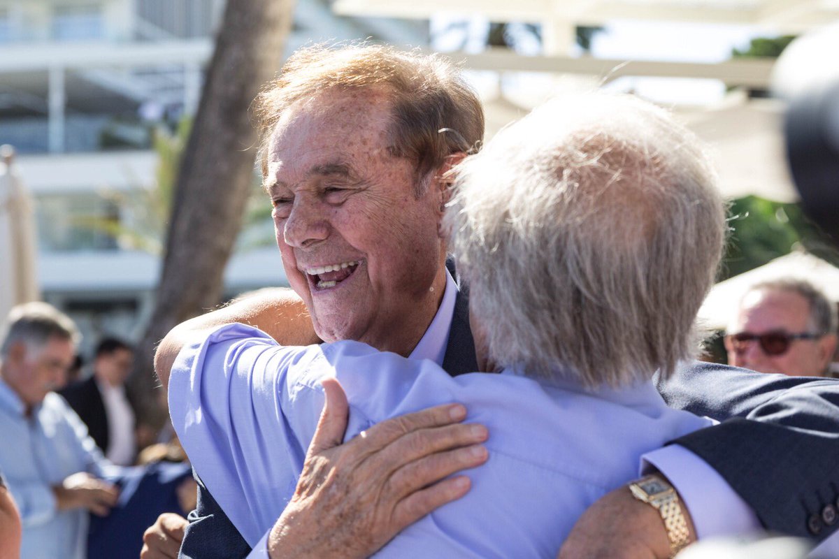 Mas de 800 personas, sobre todo, trabajadores del turismo rinden homenaje a un empresario unico: mi padre, Gabriel Escarrer Julia. Enhorabuena!