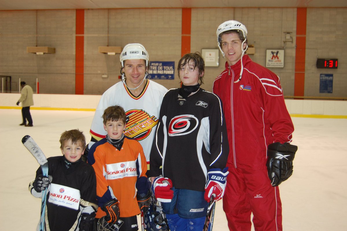 DGauthierRDS's tweet photo. Photo de moi, mon frère et nos garçons après ma retraite en 2009. Aujourd’hui ⁦@ju_gauth12⁩ jouera son 1er match avec les ⁦@Canes⁩ 🤔             Picture of me,  my bro and our sons in 2009. Today ⁦@ju_gauth12⁩ will play his 1st game with the ⁦@Canes⁩ 🤔 https://t.co/PGnwCtcQ2h