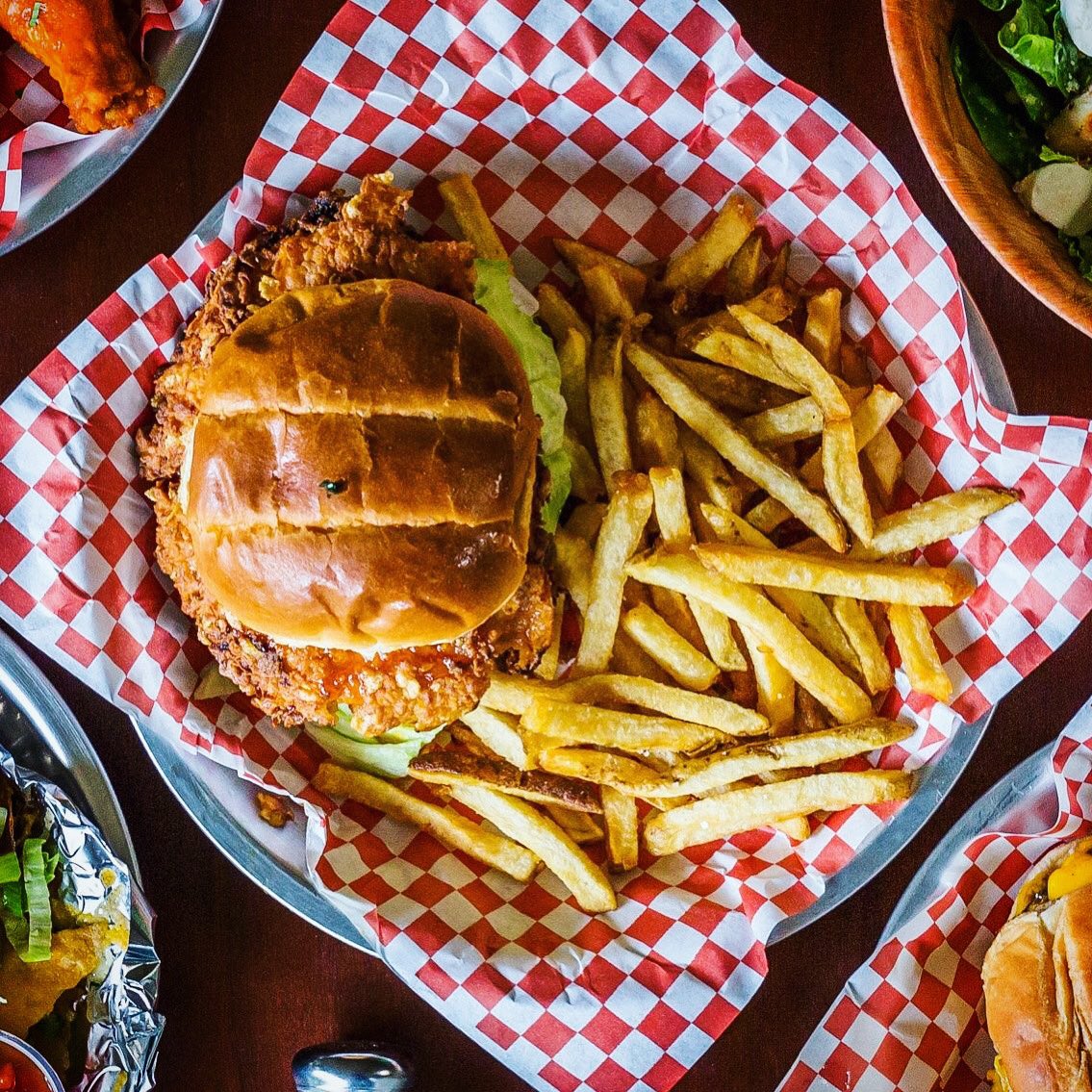 Hungry? Chicken sandwiches are $6 until 3pm on Fridays. Lagunitas is $5 all day! 😋 

#friedchicken #sandwich #eeeeeats #chicago #lincolnpark #friday #foodiesofinstagram #chicagofoodauthority #chicagofoodscene #312food #letseat #chicagoland #chicagobars