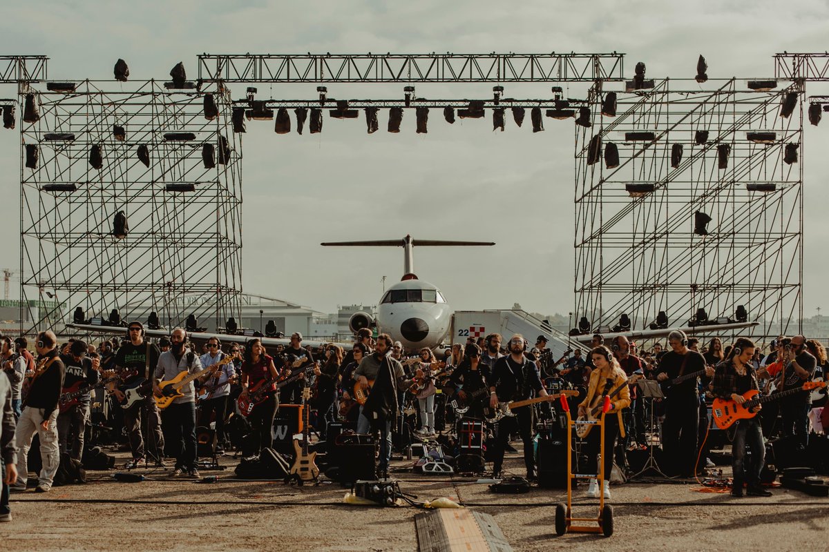 _onceuponablog_'s tweet photo. La più grande Rock Band del mondo si esibirà sulle piste di atterraggio dell'aeroporto di Linate: @rockin_1000 That's Live ✈️ No Borders, On Board

Special guest: @subsonica e @ManuHellAgnelli

https://t.co/I8yAgf3Sbr https://t.co/k9eiqHOTIm