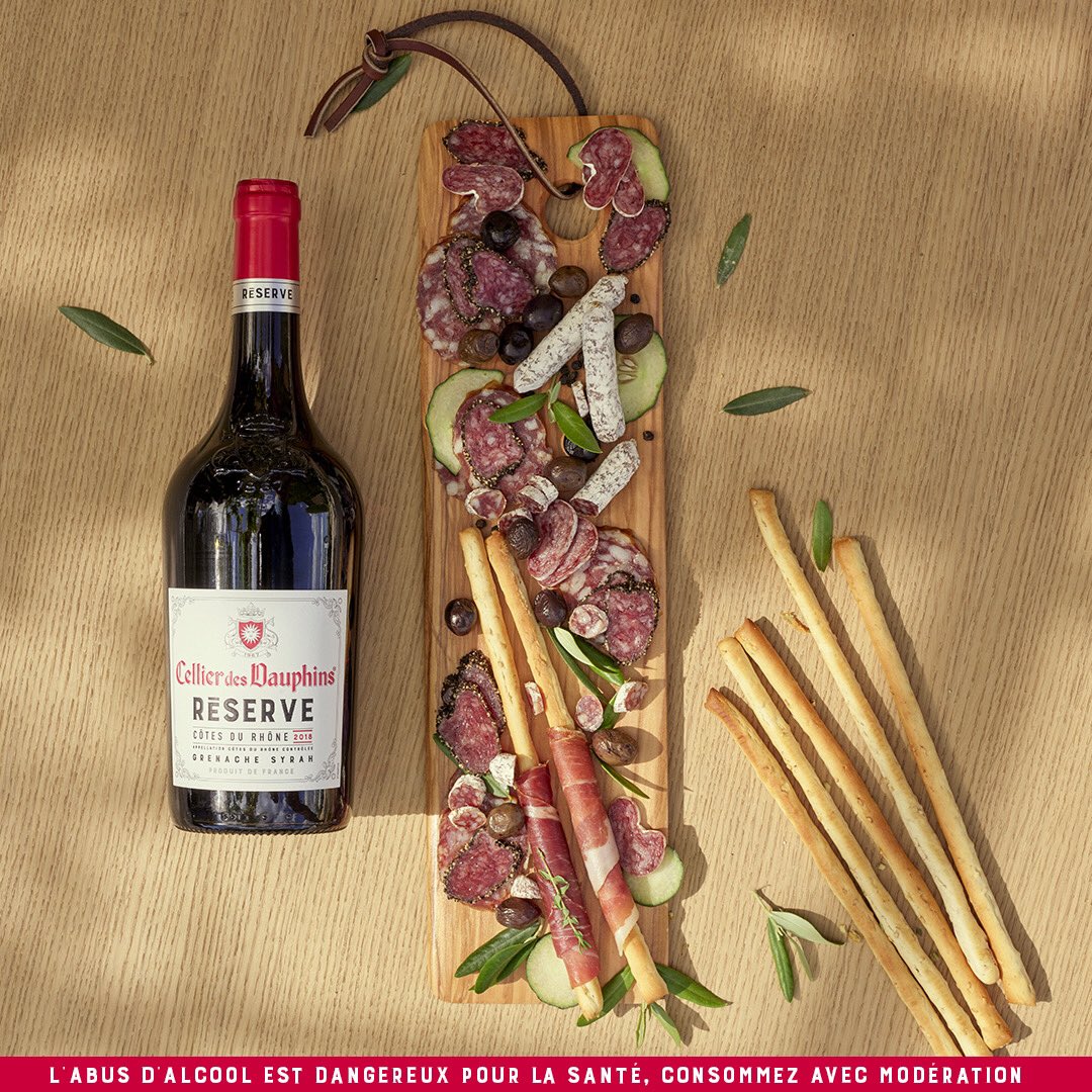 Notre cuvée RÉSERVE rouge, c'est tout le terroir de Cellier des Dauphins mis en bouteille.

Des saveurs du Sud et des arômes solaires : redécouvrez la convivialité méridionale à chaque dégustation.

#CellierDesDauphins #GroundsForGathering