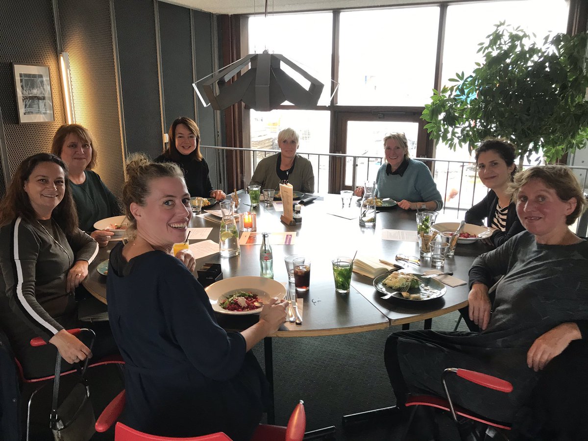 HRCommunicatie's tweet photo. Fijne #netwerklunch waarin we allemaal vragen en ideeën hebben uitgewisseld hoe je het beste medewerkers kunt informeren, motiveren en inspireren! #HRcommunicatie https://t.co/6BSd1tC45I