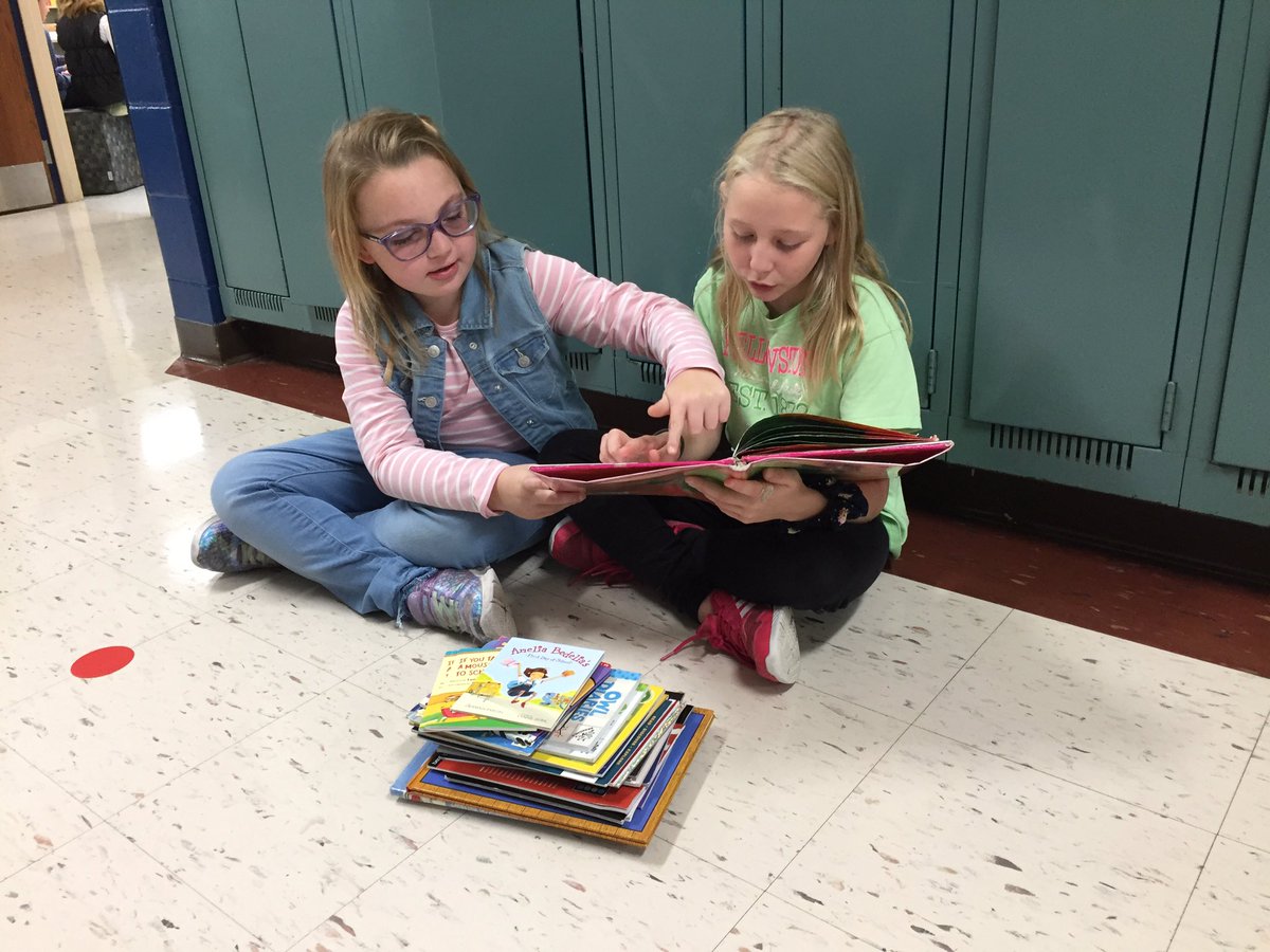 JSchulzWilson's tweet photo. 5A read with their Friday Friends from Mrs. Jackson’s 1st grade class. Great way to end our week! https://t.co/aUIcX5iFRe