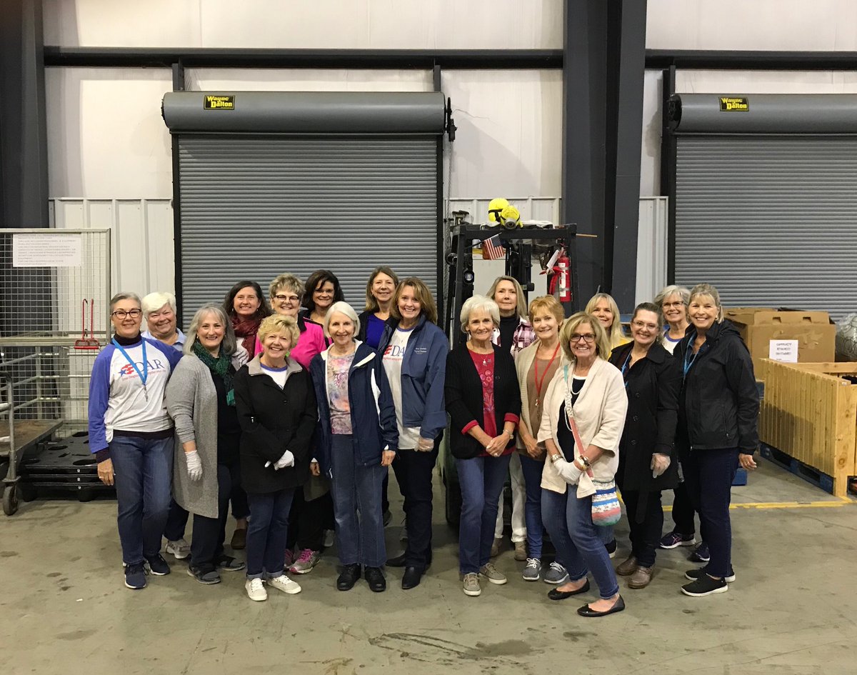 tpoliti's tweet photo. George W. Kendall Chapter, NSDAR, at Hill Country Daily Bread, for National Day of Service. #DARDayofService https://t.co/q8UcnU0Tnu