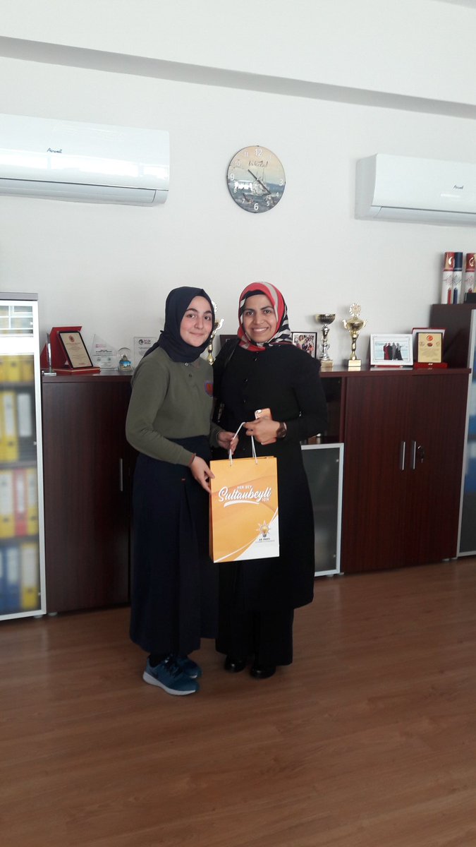 akkadinsbeyli's tweet photo. Genel Merkez Kadın Kolları Sosyal Politikalar Başkanlığı himayesinde #DünyaKızÇocukları münasebetiyle,Nilüfer Hatun Kız İmamHatip Lisesi'nde okuyan çocuklarımızı İlçe Başkanımız @alitombastr ile birlikte ziyaret ettik.Yelkenli Sporunda Ulusal derece almış kızımızı tebrik ettik. https://t.co/CGdCNA2SNi