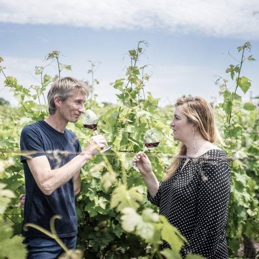 vinsdeloire's tweet photo. Quelle est la 2️⃣ème étape de la dégustation du vin ? 🍷 Petit indice sur la photo de Laurent et Géraldine du Domaine du Fondis ci-dessous 😉
📸 Domaine du Fondis
#vinsvaldeloire #loirelovers #desgustation #loiretrotters #winelover #VVR19 #vigneron #wineyard https://t.co/Y5KU3O0CrO