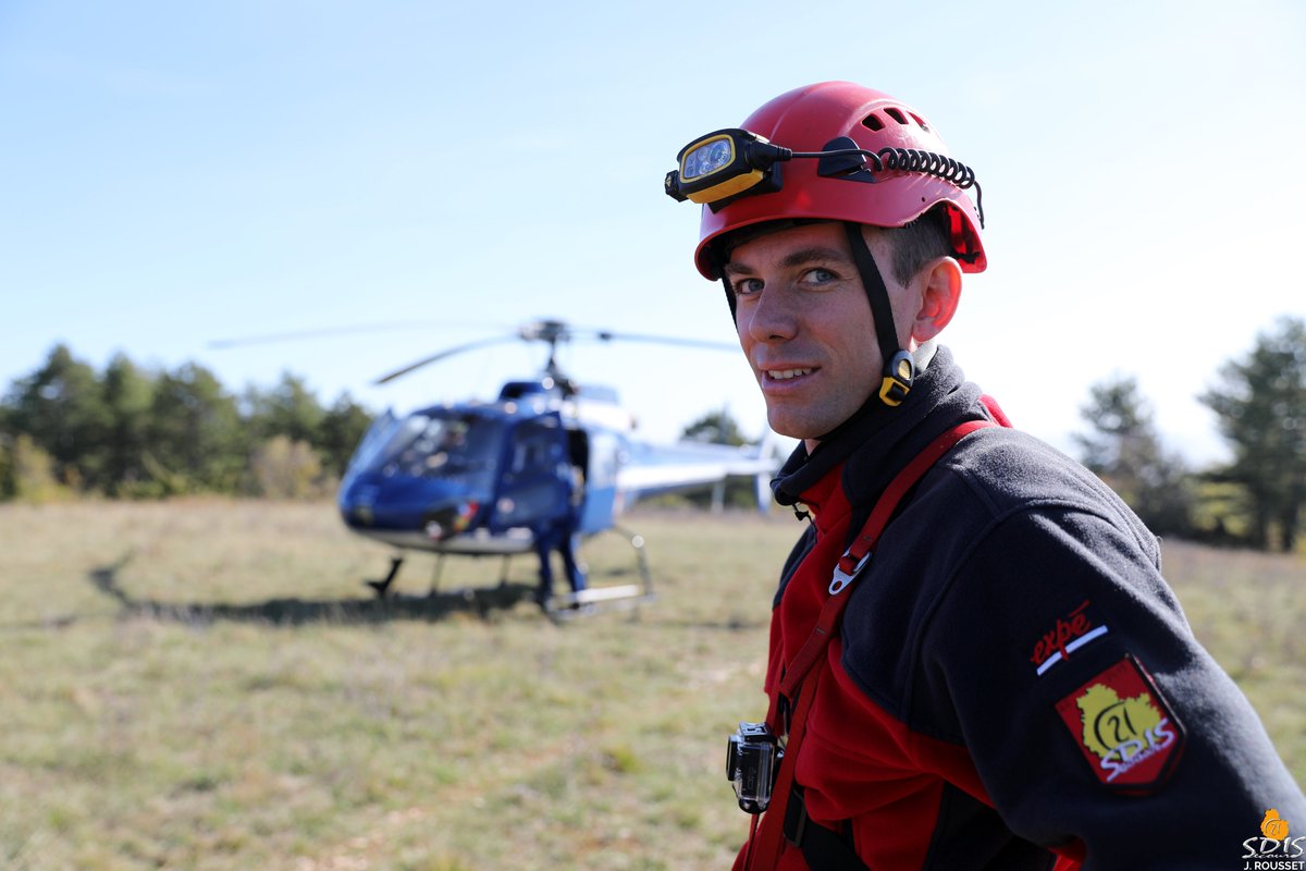 sdis21's tweet photo. Dans le cadre de leur stage #IMP2, 5 sapeurs-#pompiers dijonnais se sont entraînés avec la Section Aérienne de la @Gendarmerie_021 ce matin. Un exercice qui permet également un partage entre les forces de l’ordre et de secours, essentiel pour le bon déroulé d'une intervention. 🚁 https://t.co/sYgA69woJH