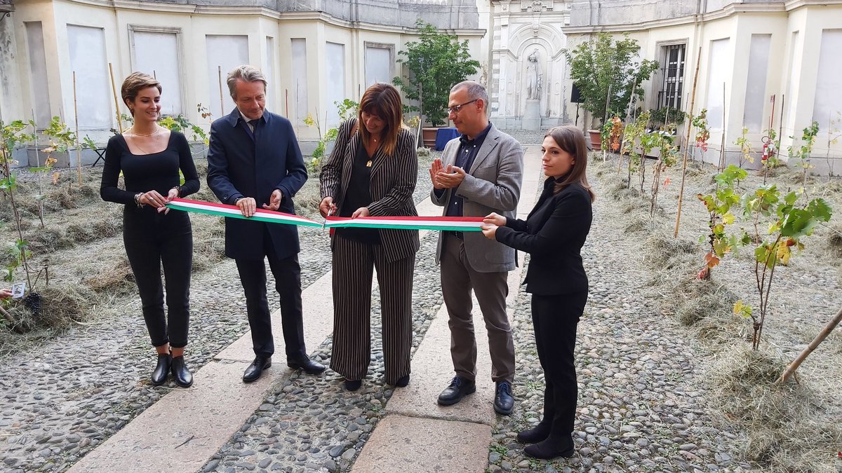 Taglio del nastro a Palazzo Birago per <a href="/VendemmiaTorino/">Vendemmia a Torino - Grapes in Town</a>! #porticidivini <a href="/ContradaTorino/">Fondazione Contrada</a> <a href="/regionepiemonte/">Regione Piemonte</a>