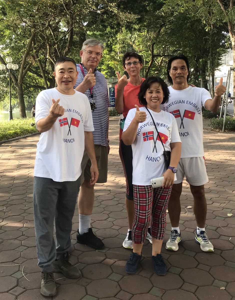 gretelochen's tweet photo. Famous #AnneRun🏃♀️around #HoanKiemLake Friday morning #Team🇳🇴🇻🇳 sweating&smiling😅 Ending the run with a special #Qigong class - we’re doing our best but need more practice👍 @havnanne https://t.co/zMznXHM3be