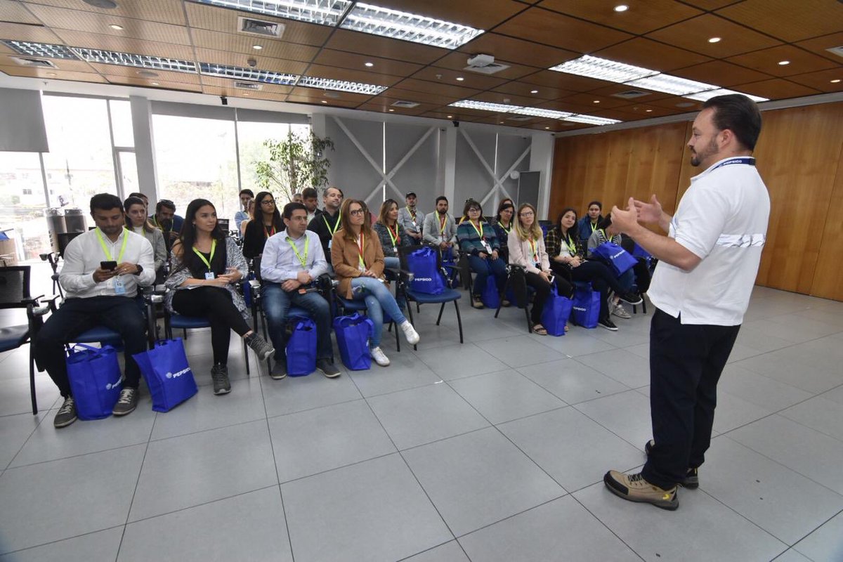 AmChamChile's tweet photo. “Toda el agua que utilizamos en nuestros procesos productivos es reutilizada mediante tecnología de punta. Y adicionalmente, esta planta opera basada en un 100% por energías renovables”, comenta Eric Gamper, Gerente General @PepsiCoChile. #AmChamSustentable ♻️ https://t.co/TnSp0NSoRa