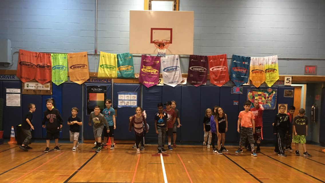 jenmcgrath9's tweet photo. Here is Ms. Shuldiner’s class adding 10,000 steps today during P.E. class to the virtual walk across the U.S.A.  #osdbewell @OSDBeWell @School9E @DianeProvvido @OSchoolsPR @jshuldiner https://t.co/tjSyQTVXT9