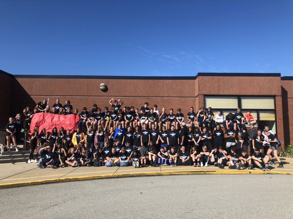 schollaert_8's tweet photo. @SV_RGMS team Condors love @Seneca_Valley! #lifeinthemiddle #WeAreMore https://t.co/5jm3iim29H