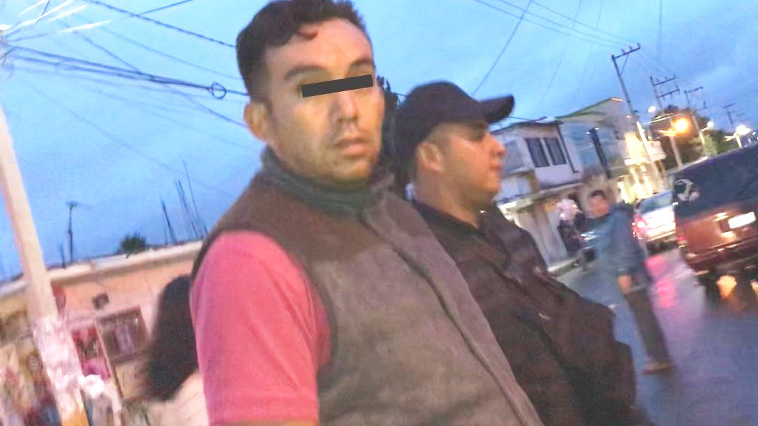 PAmaqueme's tweet photo. Reporteros de AMAQUEME recuperan cámaras fotográficas que un sujeto les robó en Atlautla, gracias a una cámara que  lo grabó cuando abrió un Volswagen. https://t.co/gXFSJpYCXS