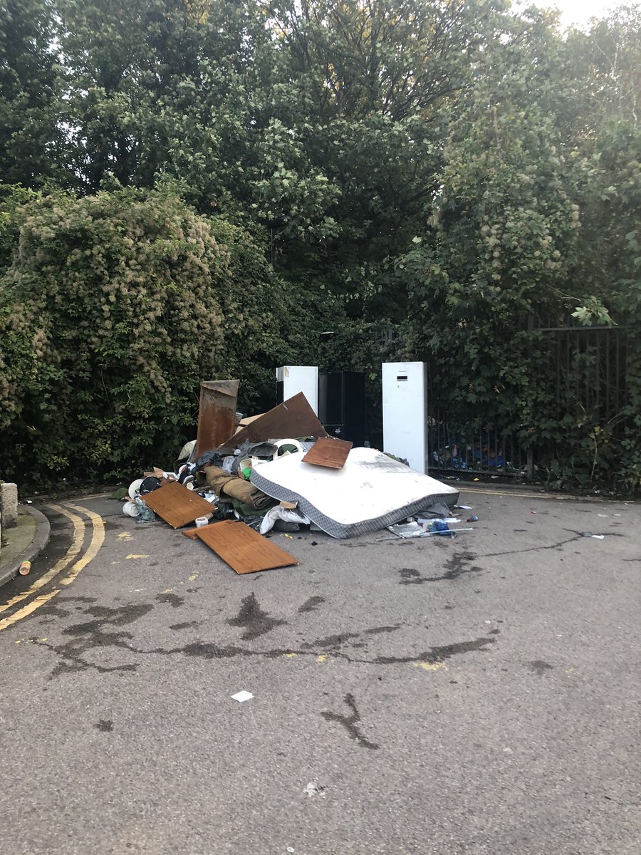 Tanjajsharp's tweet photo. @VeoliaUK @haringeycouncil rubbish dumped once again at Pulford Road N15 - I’ve posted about this same spot on many occasions - NOTHING is being done to prevent this !! This two days worth !! https://t.co/V9bYuDvXeG