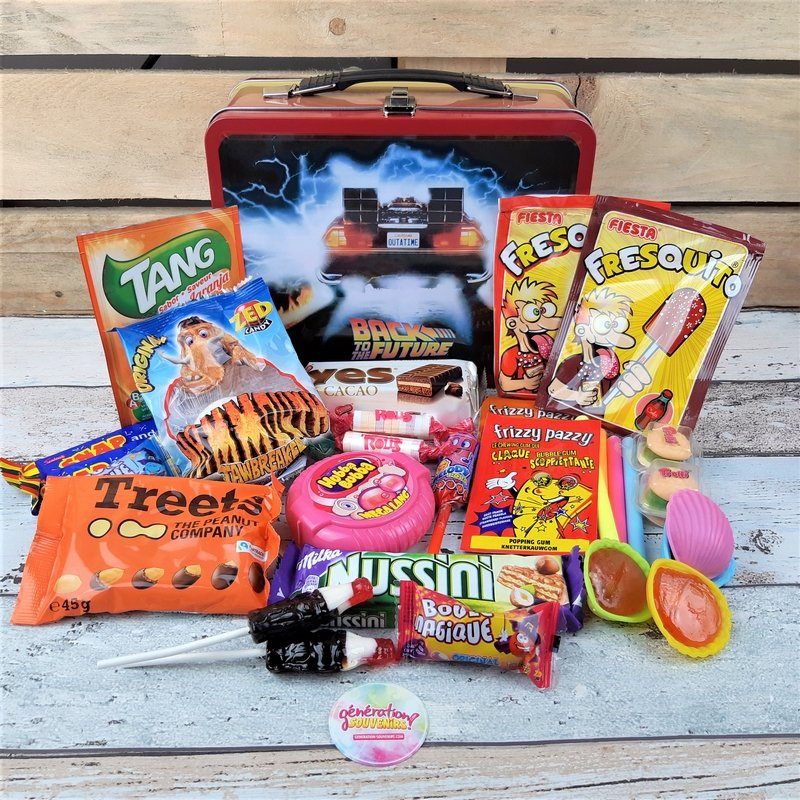 GSouvenirs's tweet photo. Envie d'un petite retour dans les années 80 ?
Craquez pour notre Boîte métal Retour vers le Futur remplie de bonbons de notre enfance ! 🤪
A déguster sur ➡️ https://t.co/0W1HwUEewI
#Retourverslefutur #bonbons80 #bonbonretro #BackToTheFuture #annees80 #bonbonenfance https://t.co/oJ5lfgRpVL