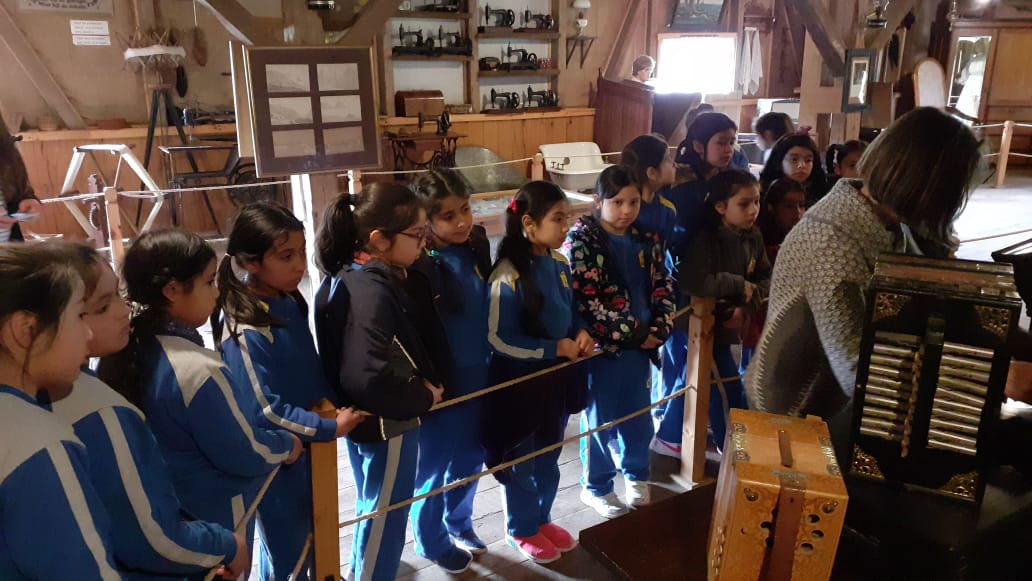 SSVP_Chile's tweet photo. Hoy los #alumnos de 3º básico del colegio #FedericoOzanam de #PuertoMontt realizaron un viaje histórico a la #colonizaciónalemana en la región de #LosLagos gracias a la visita que realizaron al Museo Antonio Felmer #cultura #historia #tradición #educación https://t.co/80ytXsWf9k