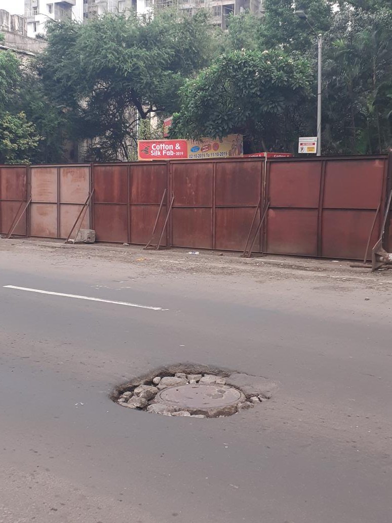 seenilesh's tweet image. प्रिय @PMCPune रस्त्यावरील पाण्याचा निचरा करण्यात प्रशासन असमर्थ आहेच, निदान असले खड्डे केवळ पाणी साचल्यामुळे न दिसून आम्हा "मूर्ख करदात्यांचे" अपघात होणार नाहीत याची तरी दक्षता घ्यावी..
ठिकाण: कर्वे रस्ता,  सोनल हॉलची विरुध्द बाजु
टोकन नको काम करा
@CPPuneCity