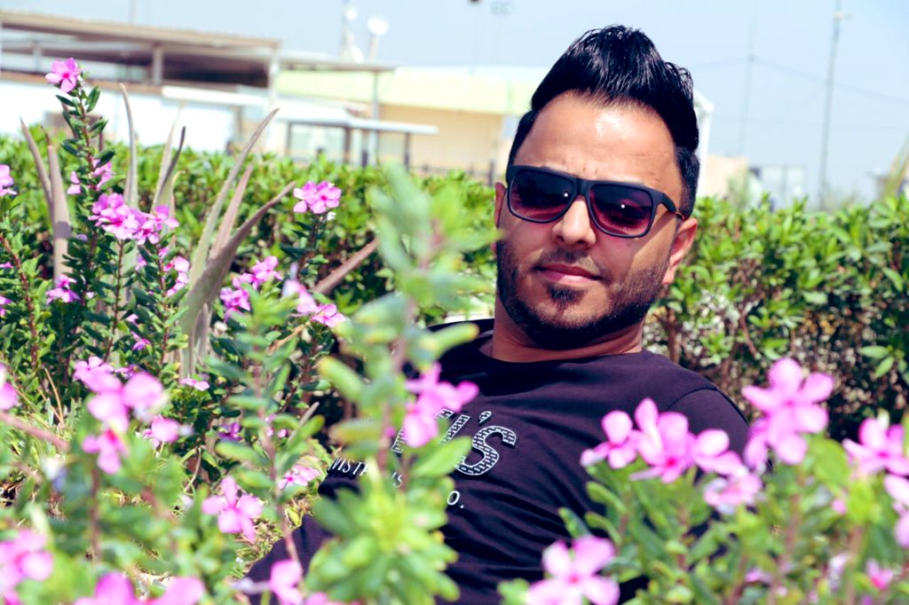 الحُب الحقيقي لا يجمع المُتشابهين , الحُب يجمع المختلفين دائمًا , كـ إثنين بينهما فارق بالعمر أو إثنين أحدهما لهُ ماضٍ وأخر يحُب لأول مره .🧡