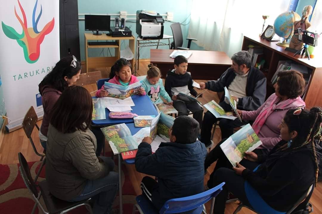 ongtarukari's tweet photo. 🔶Con los niños de la Escuela AG-56 y residentes de la localidad de Chiapa.  Revisamos imágenes de  cámaras trampas e hicimos lectura compartida. #vinculaciónterritorial  #educaciónambiental https://t.co/3FudW4tSbV