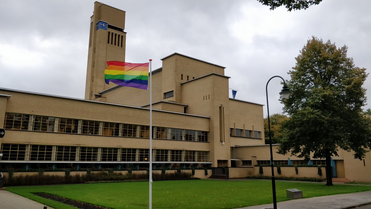 Live, Love en Feel Free❤️ Vanaf vandaag #ComingOutDay laat #hilversum t/m 18-10 al zijn kleuren zien tijdens de #rainbowweek🌈 Deze week staat in het teken van inclusiviteit en diversiteit met heel veel activiteiten. Check programma en info op livehilversum.nl/regenboogstad
