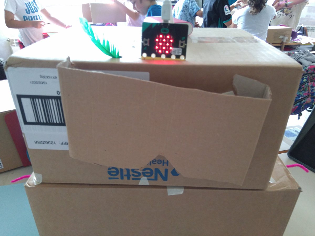 La #robótica es #programación y #creación. Todos parten de la misma programación, pero las creaciones son lo importante. Están sus intereses, ideas y consenso con el equipo. El primer #robot con #microbit en #AjParets