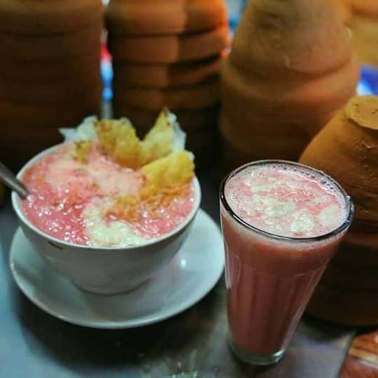 StreetsThatTalk's tweet photo. Have you ever tried PINK TEA? A unique tea served in #Lucknow called #KashmiriChai. 

At: Iqbal ki mashoor kashmiri Chai, Aminabad OR Akbari Gate #Lucknow .
Photos: Asoulwindow.
#TSLucknow #Lucknowdiaries #lucknowfoodies #upfoodies #lucknowblogger #lucknowfood #lucknowtrip https://t.co/oxIFv9zh39