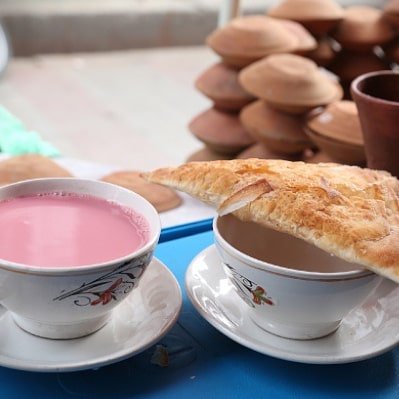 StreetsThatTalk's tweet photo. Have you ever tried PINK TEA? A unique tea served in #Lucknow called #KashmiriChai. 

At: Iqbal ki mashoor kashmiri Chai, Aminabad OR Akbari Gate #Lucknow .
Photos: Asoulwindow.
#TSLucknow #Lucknowdiaries #lucknowfoodies #upfoodies #lucknowblogger #lucknowfood #lucknowtrip https://t.co/oxIFv9zh39