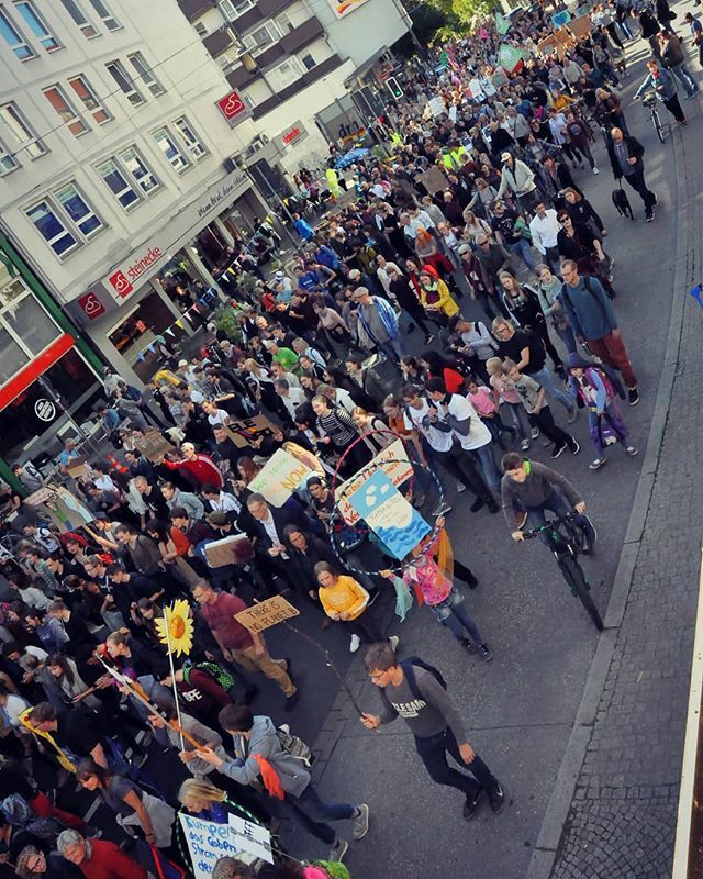 FFFhildesheim's tweet photo. Hier ein ganz kleiner Einblick in die Demo in Hildesheim vom 20.09.
Danke nochmals an alle die da waren. 🌱🌿
.
.
Photo by: @karotte.png
.
.
📍--> Schuhstraße .
.
#fridaysforfuture #fff #greta #gretathunberg #climatejustice #climatechange #climatecrisis #demonstration #klimasch… https://t.co/riTm5fAARR