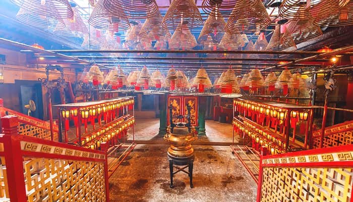 NmasteIndiaTrip's tweet photo. Here are some of the top 20 places you cannot miss out on visiting during your trip to Hong Kong... https://t.co/iWsxSRabfp #HongKongDisneyland #OceanPark #TempleStreetNightMarket #VictoriaPeak #RepulseBay #ManMoTemple #LanKwaiFong #StarFerry #AvenueOfStars #BigBuddha and More https://t.co/M4Qzb7mVGs