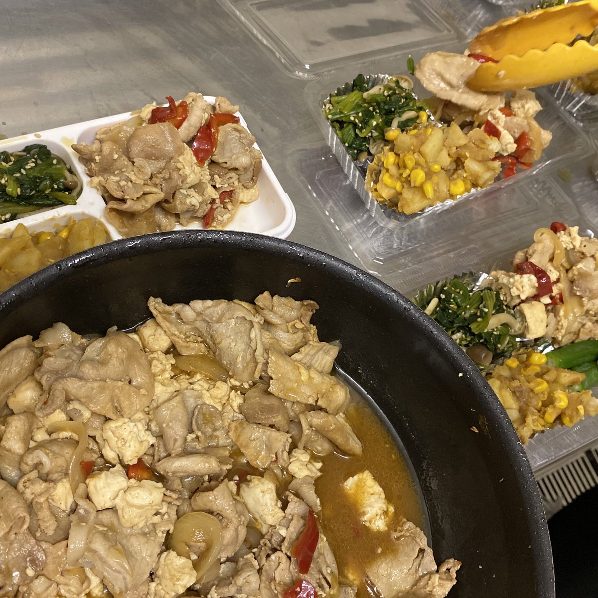 至学館大学スポーツ栄養サポートチーム Snst On Twitter 今日のあすりーと弁当のメインディッシュは豆腐チャンプルーでした 赤ピーマンを入れることで彩りも良く 見た目から美味しそうなお弁当が出来あがりました Snst 至学館大学 あすりーと弁当