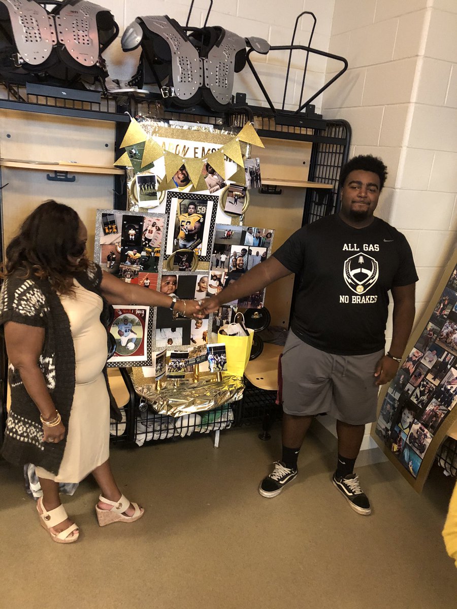 RCanady19's tweet photo. Getting ready for the senior breakfast and the seniors last regular season home game tonight @IrmoHigh @Irmo_Football @rlhardyus https://t.co/435hJXXH6M
