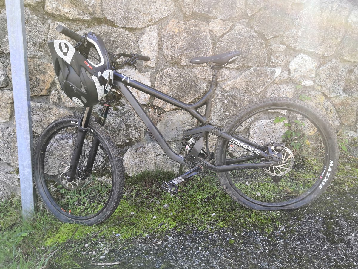 ThePulpoLopez's tweet photo. Si vas con control es que no vas rápido 😅🤣🙈. Tercero de todos los tiempos y primero de este año en el segmento "Calzada romana" de Castrove, dos tramos antes de la caída 🤟 #NoPainNoGain #TeamPulpo #Castrove #Enduro #Commencal #MetaSX https://t.co/sb08cMPfYV